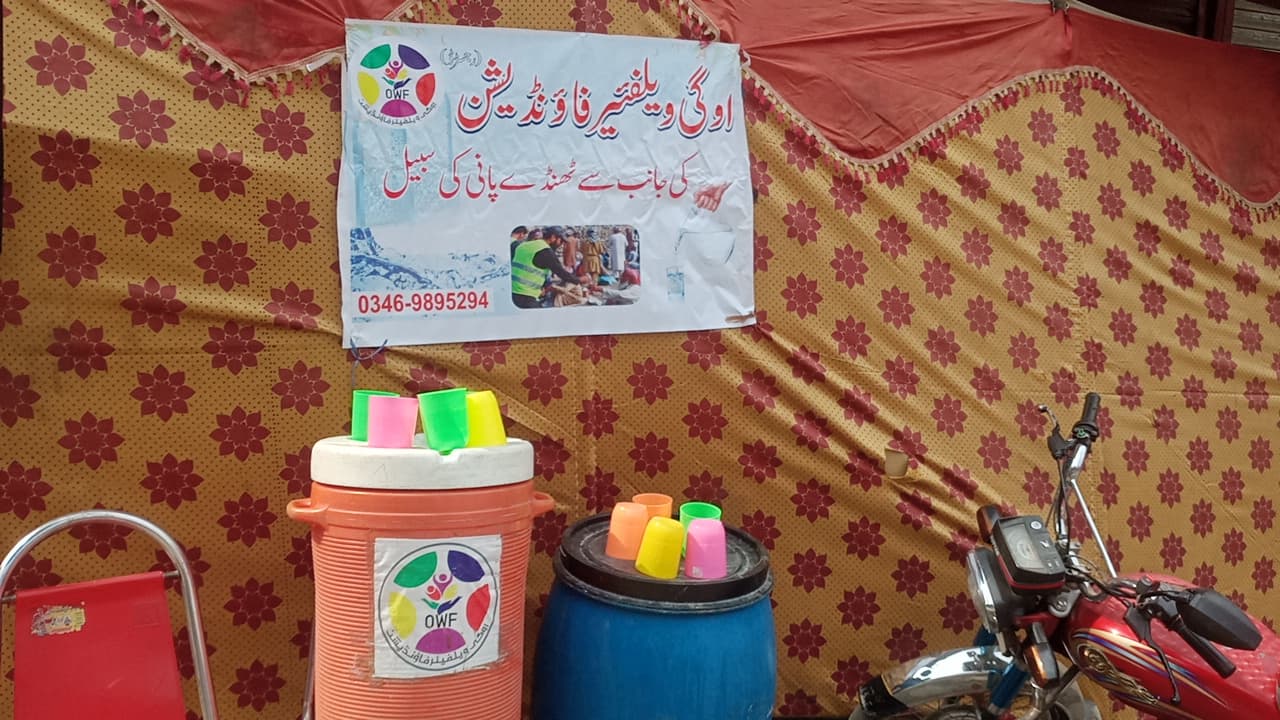 Cold water offered to every passer-by along the procession route.